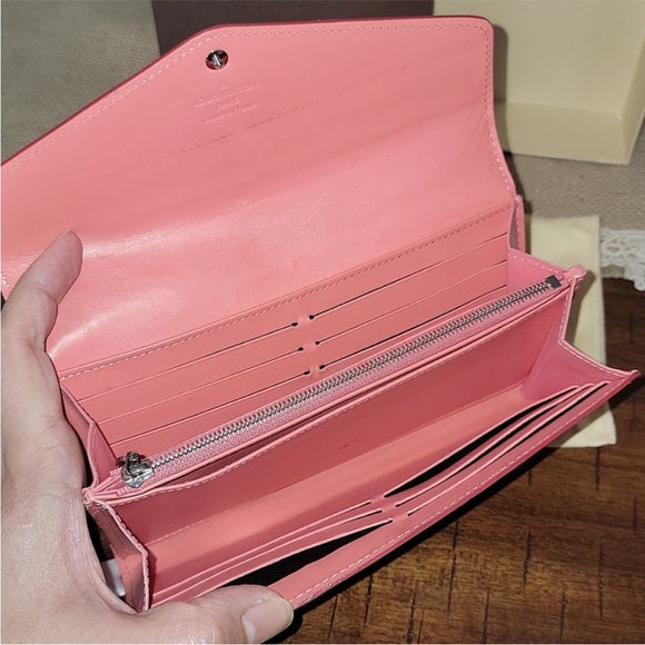 Limited Edition & Authentic Louis Vuitton Reyeur Poppy Petal patent wallet - Picture 9 of 11